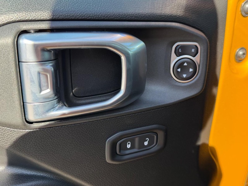 Jeep Wrangler Vehicle Full-screen Gallery Image 10