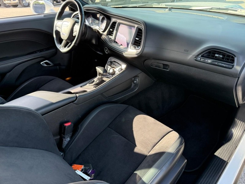 Dodge Challenger Vehicle Image 14