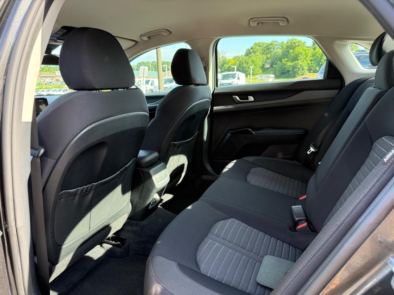 Kia K5 Vehicle Image 13