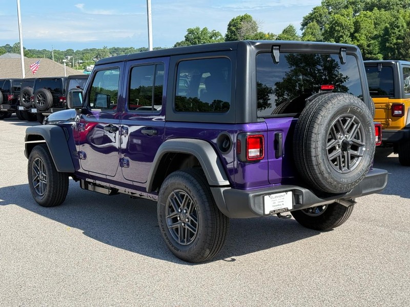 Jeep Wrangler Vehicle Full-screen Gallery Image 3
