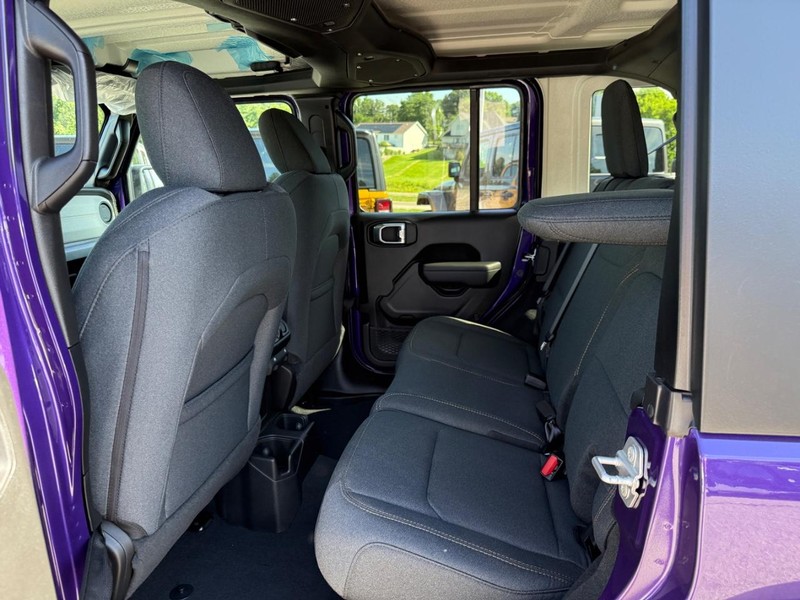 Jeep Wrangler Vehicle Full-screen Gallery Image 5