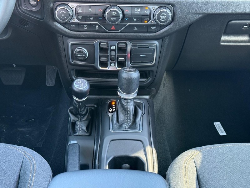 Jeep Wrangler Vehicle Full-screen Gallery Image 9