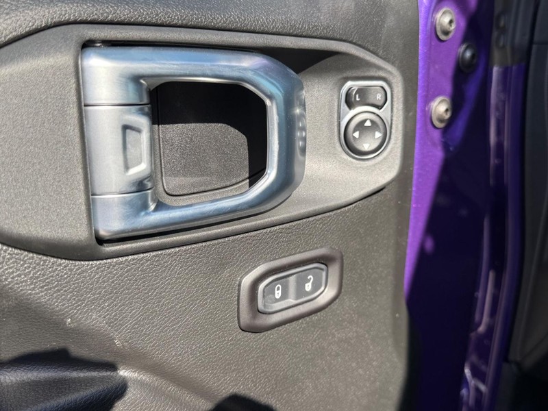 Jeep Wrangler Vehicle Full-screen Gallery Image 10