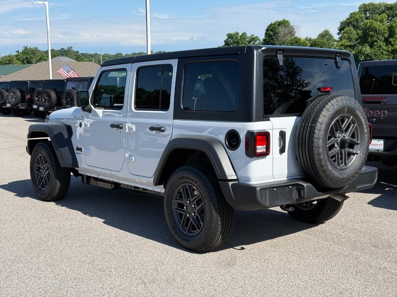 Jeep Wrangler Vehicle Full-screen Gallery Image 3