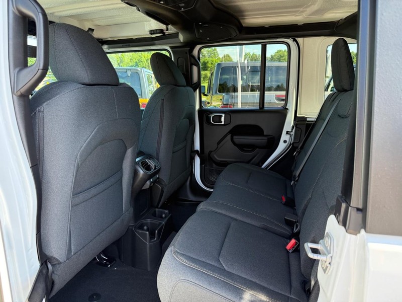 Jeep Wrangler Vehicle Full-screen Gallery Image 5