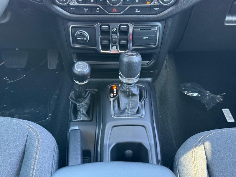 Jeep Wrangler Vehicle Full-screen Gallery Image 9
