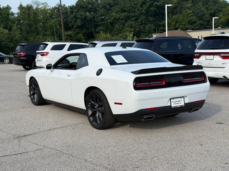 Dodge Challenger Vehicle Full-screen Gallery Image 3
