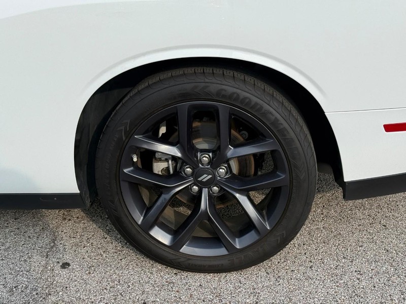 Dodge Challenger Vehicle Full-screen Gallery Image 4