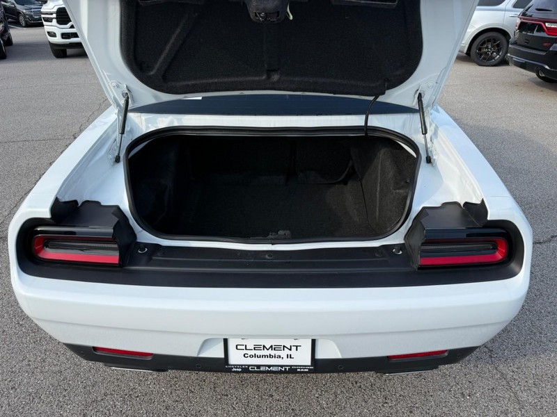 Dodge Challenger Vehicle Full-screen Gallery Image 5