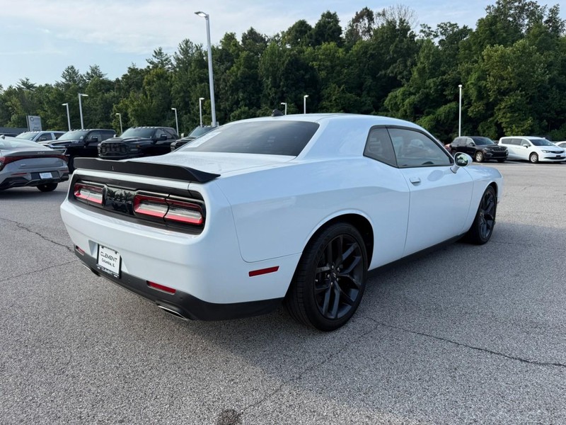Dodge Challenger Vehicle Full-screen Gallery Image 7