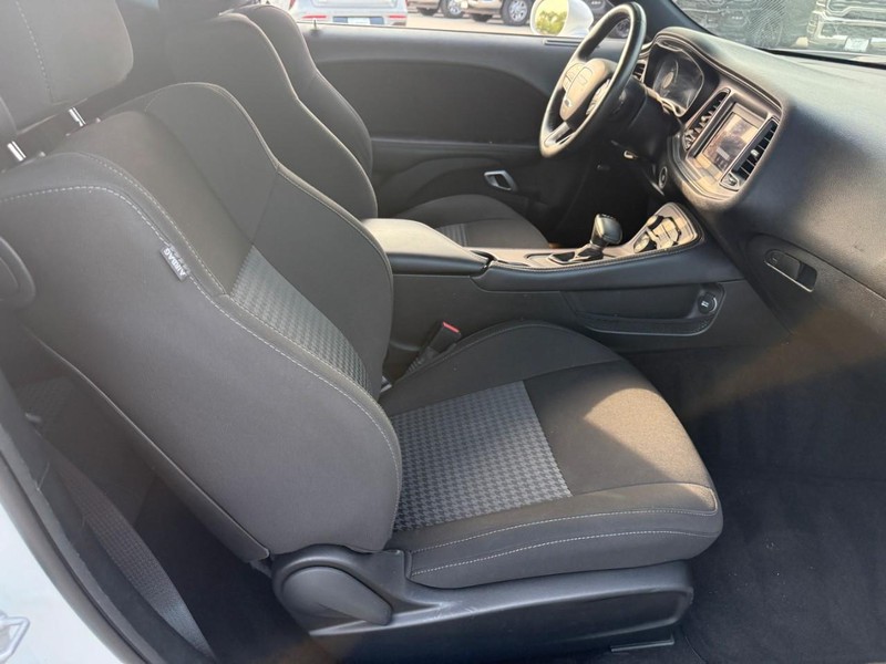 Dodge Challenger Vehicle Full-screen Gallery Image 10