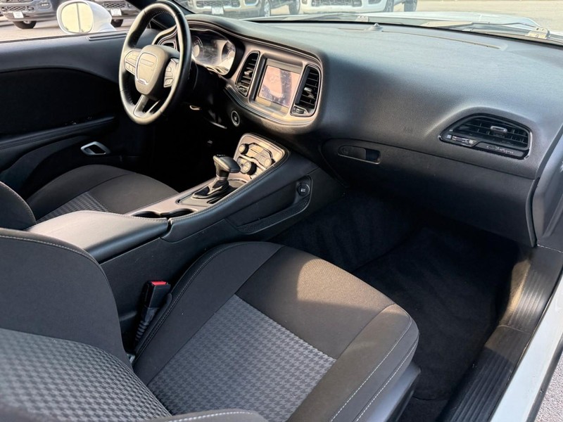 Dodge Challenger Vehicle Full-screen Gallery Image 11