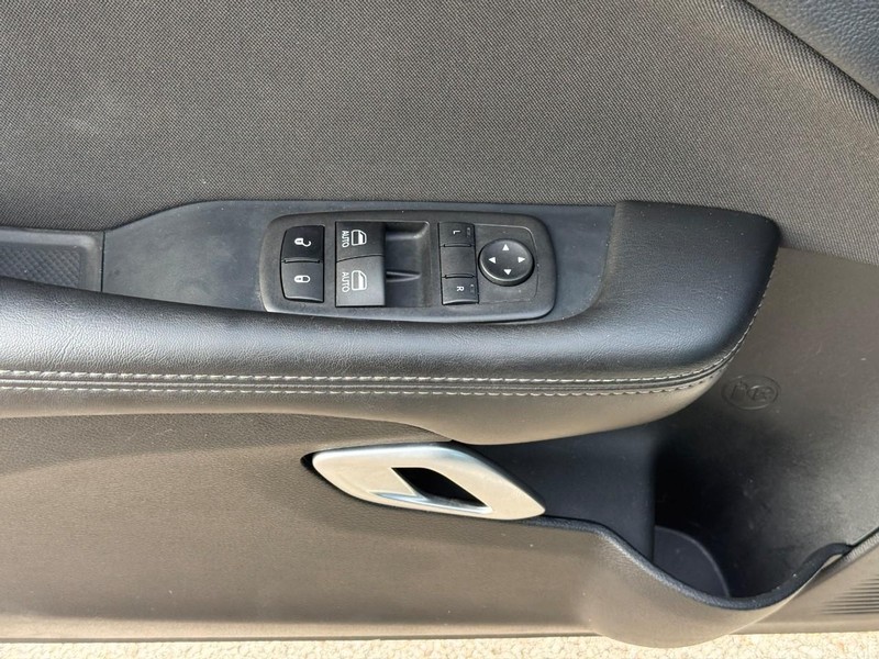 Dodge Challenger Vehicle Full-screen Gallery Image 12