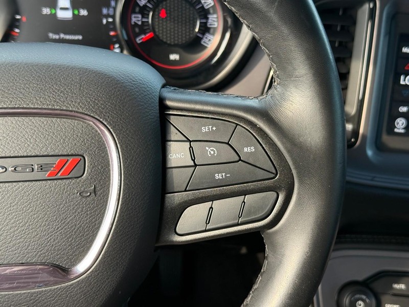 Dodge Challenger Vehicle Full-screen Gallery Image 15