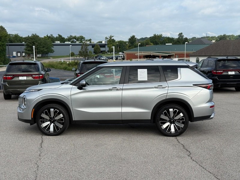 Mitsubishi Outlander Vehicle Full-screen Gallery Image 2