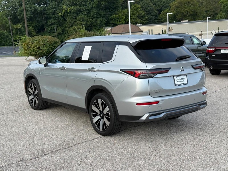 Mitsubishi Outlander Vehicle Full-screen Gallery Image 3