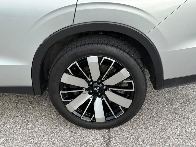 Mitsubishi Outlander Vehicle Full-screen Gallery Image 4