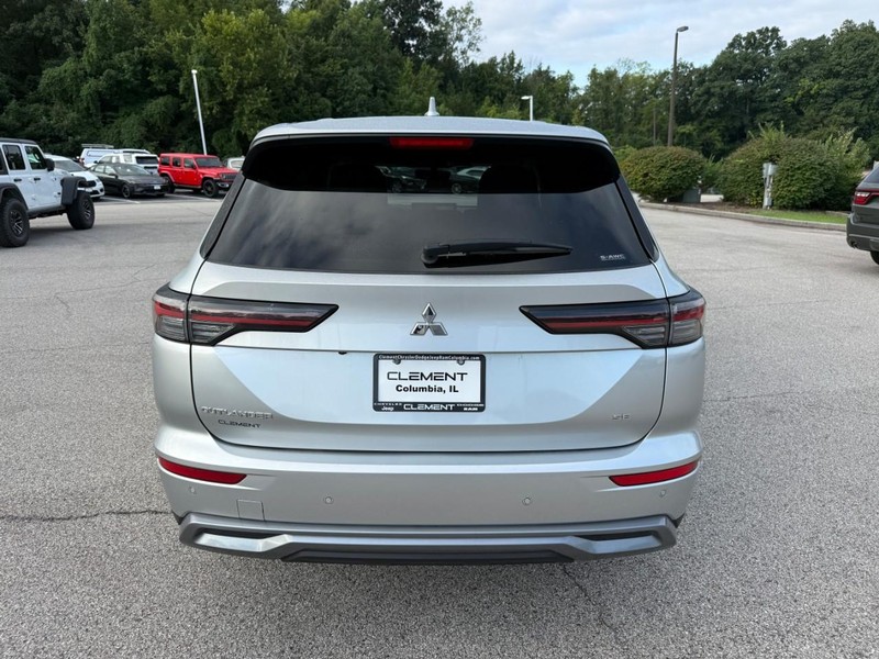 Mitsubishi Outlander Vehicle Full-screen Gallery Image 6
