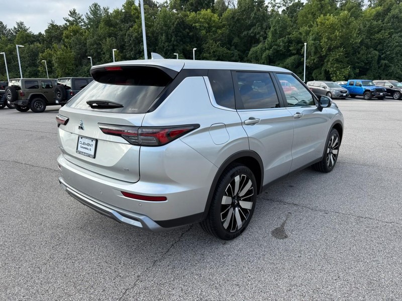 Mitsubishi Outlander Vehicle Full-screen Gallery Image 7