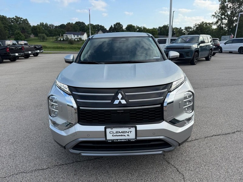 Mitsubishi Outlander Vehicle Full-screen Gallery Image 9
