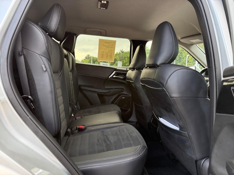 Mitsubishi Outlander Vehicle Full-screen Gallery Image 10