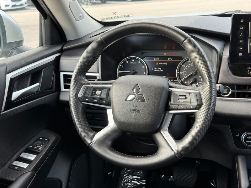 Mitsubishi Outlander Vehicle Full-screen Gallery Image 12