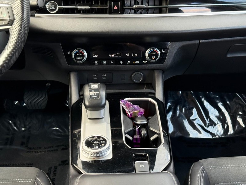 Mitsubishi Outlander Vehicle Full-screen Gallery Image 14