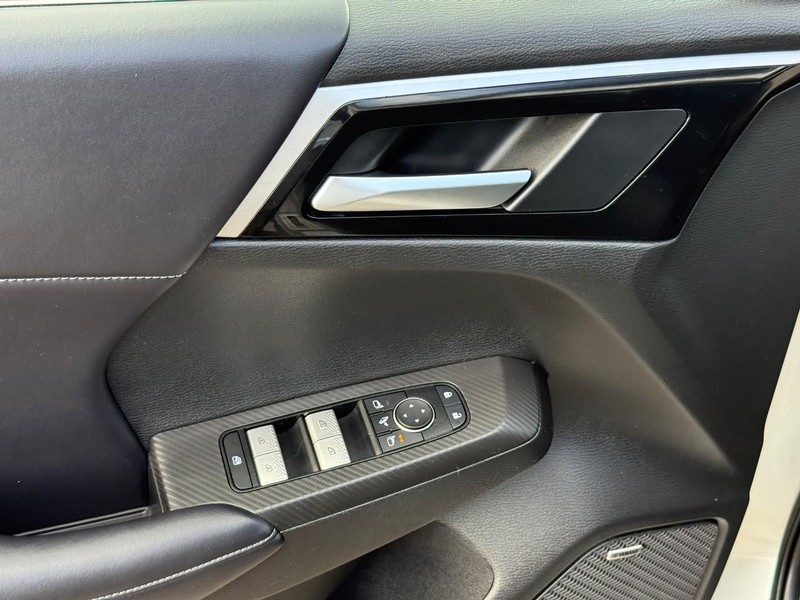 Mitsubishi Outlander Vehicle Full-screen Gallery Image 15