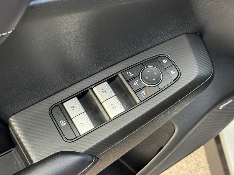 Mitsubishi Outlander Vehicle Full-screen Gallery Image 16