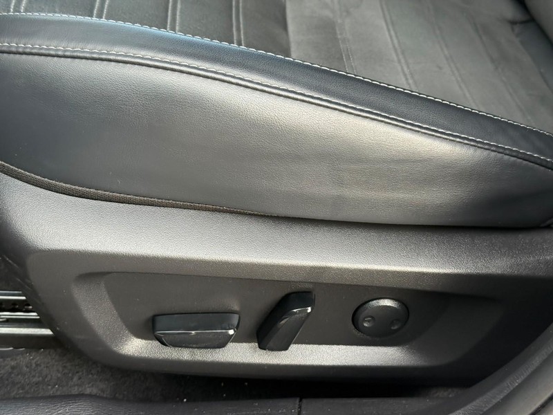 Mitsubishi Outlander Vehicle Full-screen Gallery Image 18