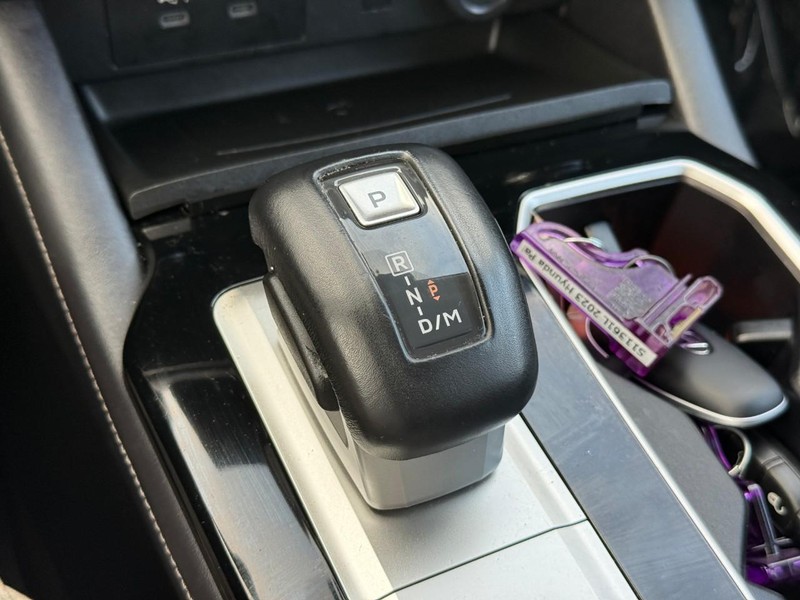 Mitsubishi Outlander Vehicle Full-screen Gallery Image 22
