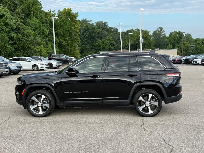Jeep Grand Cherokee 4xe Vehicle Full-screen Gallery Image 2