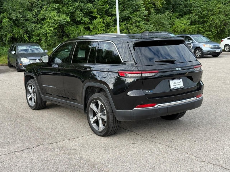 Jeep Grand Cherokee 4xe Vehicle Full-screen Gallery Image 3