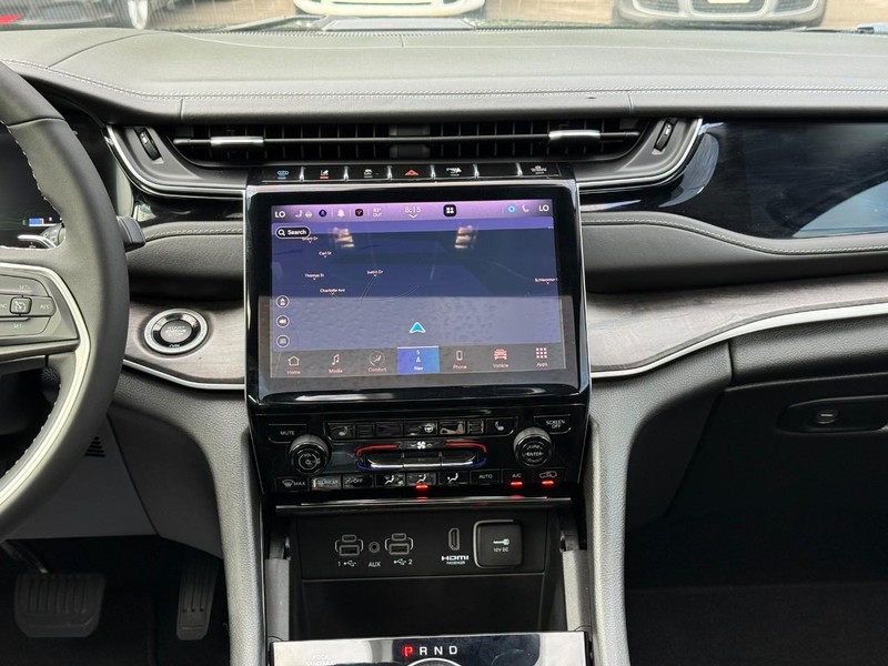 Jeep Grand Cherokee 4xe Vehicle Full-screen Gallery Image 13