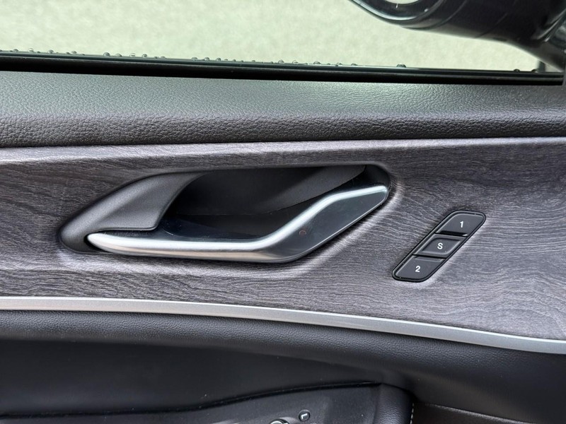 Jeep Grand Cherokee 4xe Vehicle Full-screen Gallery Image 17