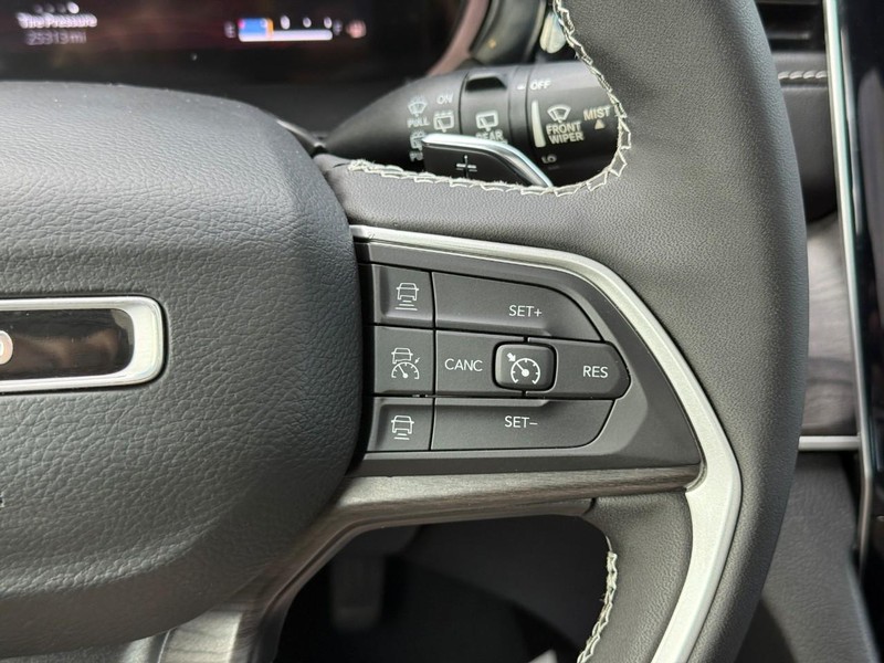 Jeep Grand Cherokee 4xe Vehicle Full-screen Gallery Image 21