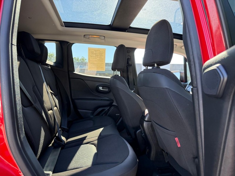 Jeep Renegade Vehicle Image 14