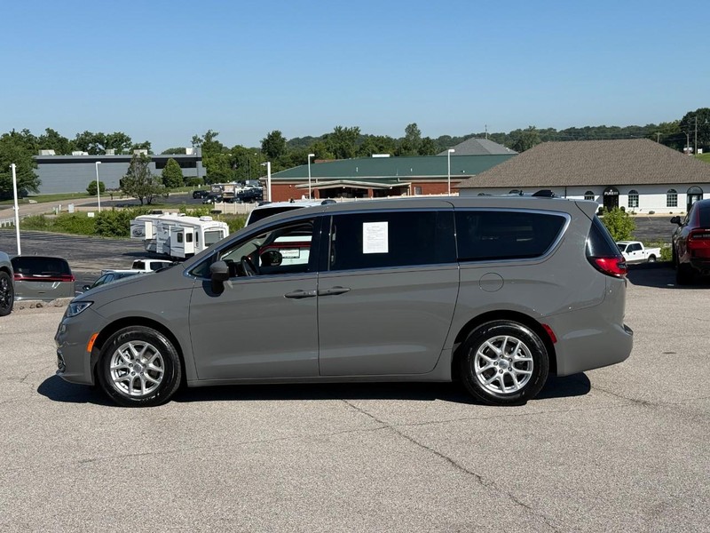 Chrysler Pacifica Vehicle Full-screen Gallery Image 2