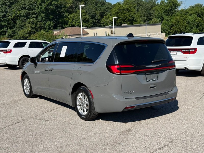 Chrysler Pacifica Vehicle Full-screen Gallery Image 3