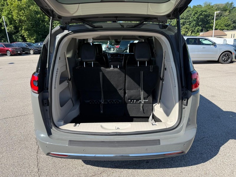 Chrysler Pacifica Vehicle Full-screen Gallery Image 5