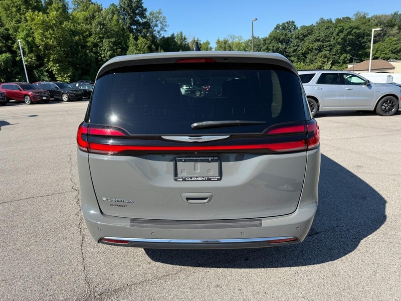 Chrysler Pacifica Vehicle Full-screen Gallery Image 6
