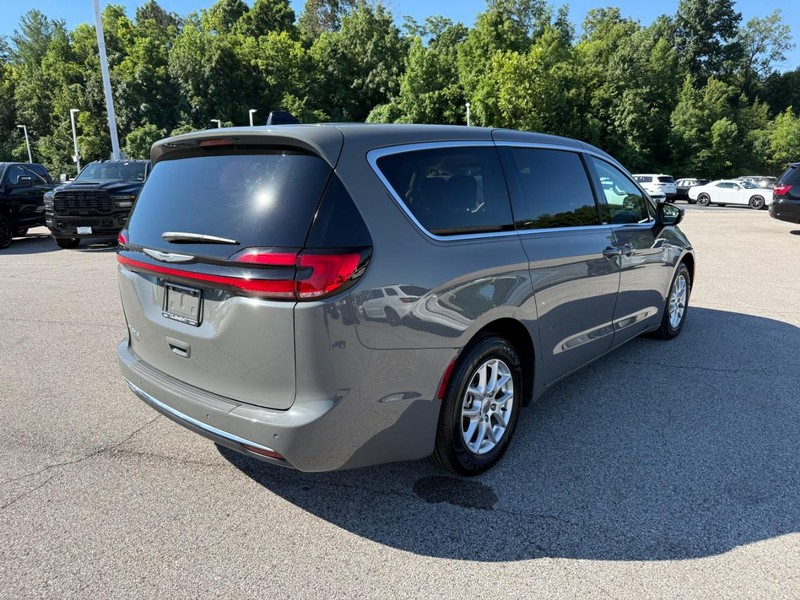 Chrysler Pacifica Vehicle Full-screen Gallery Image 7