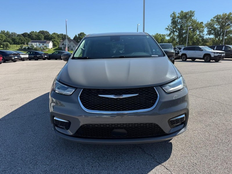 Chrysler Pacifica Vehicle Full-screen Gallery Image 8