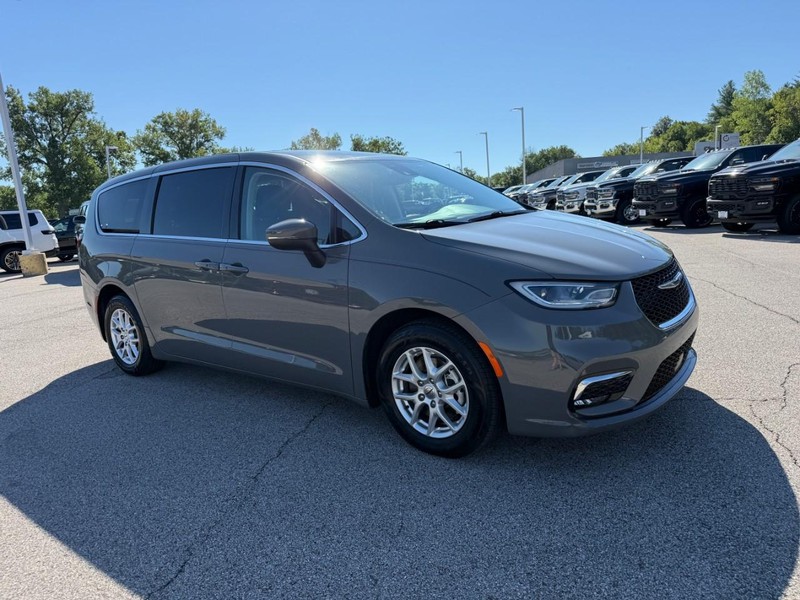 Chrysler Pacifica Vehicle Full-screen Gallery Image 9