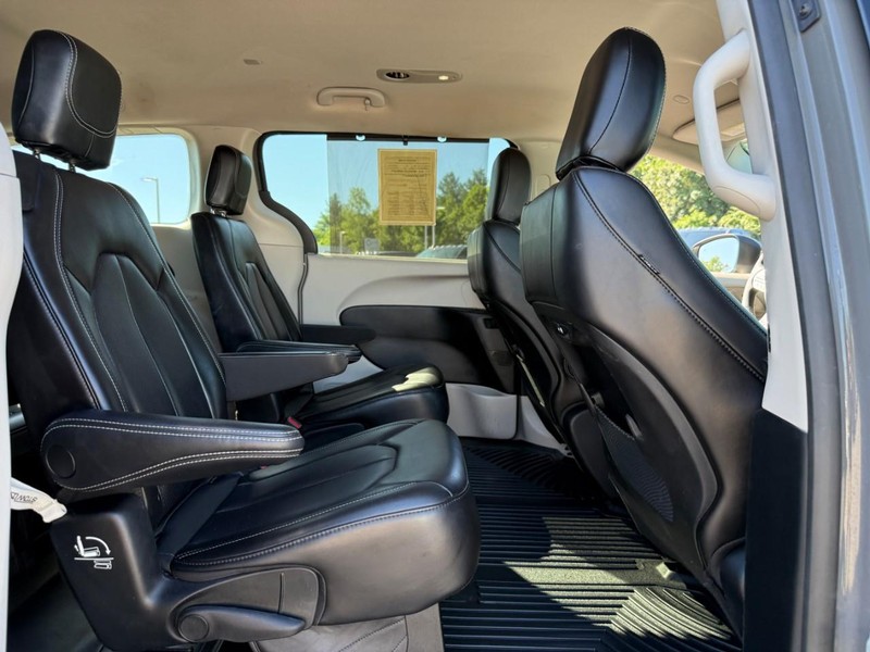 Chrysler Pacifica Vehicle Full-screen Gallery Image 10