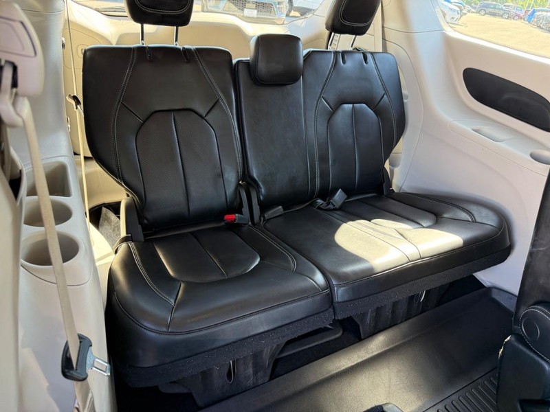 Chrysler Pacifica Vehicle Full-screen Gallery Image 11