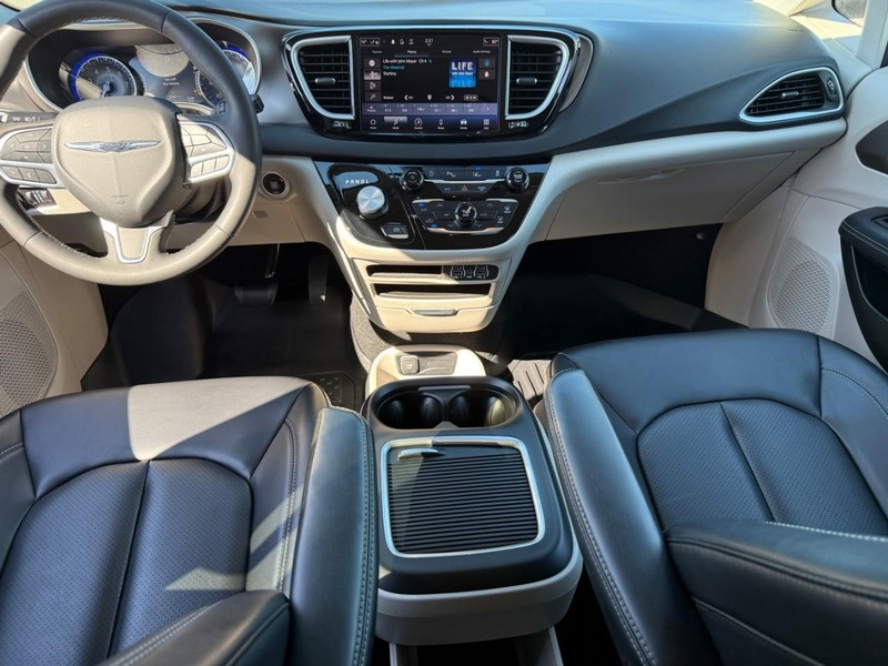 Chrysler Pacifica Vehicle Full-screen Gallery Image 12