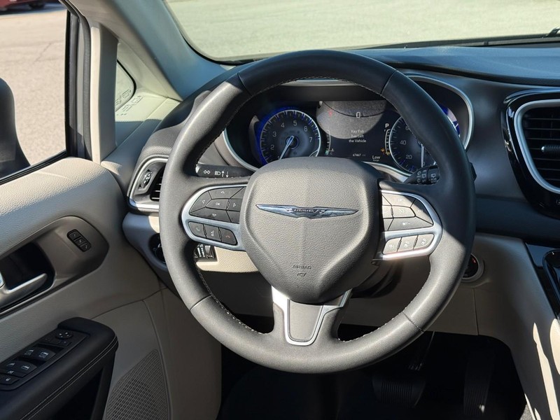 Chrysler Pacifica Vehicle Full-screen Gallery Image 13