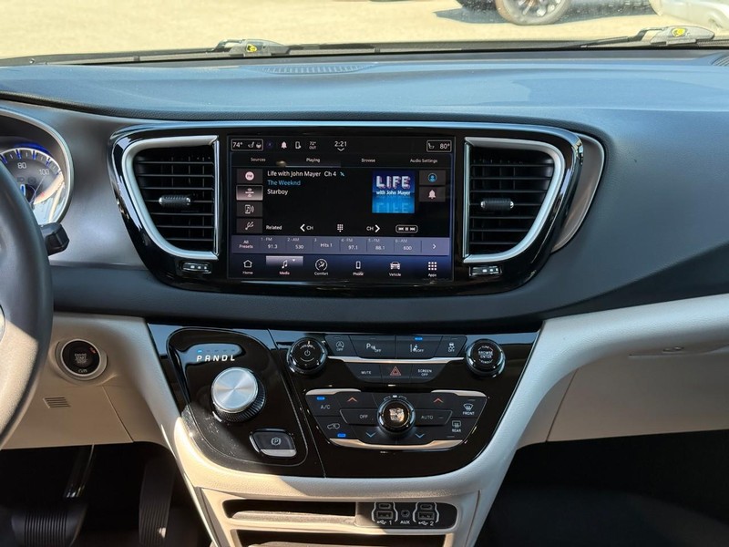 Chrysler Pacifica Vehicle Full-screen Gallery Image 14