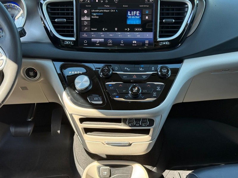 Chrysler Pacifica Vehicle Full-screen Gallery Image 15
